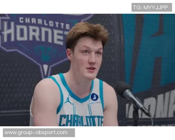 克尼佩尔高中展示母校球衣寄托希望期待他成为学生们的榜样